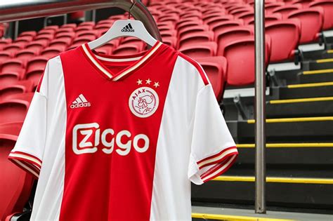 Ajax presenteert volledig gouden bedrukking op .